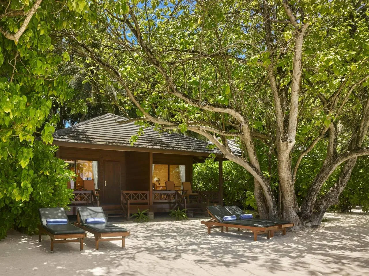 Пляжная вилла в тропическом саду Royal Island